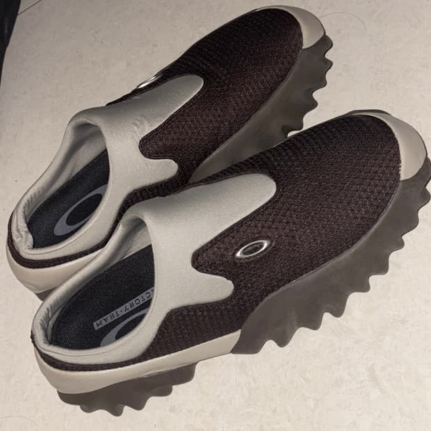 오클리 팩토리 팀 x 브래인 데드 오스트리치 찹 쏘우 뮬 마룬 애스프레소