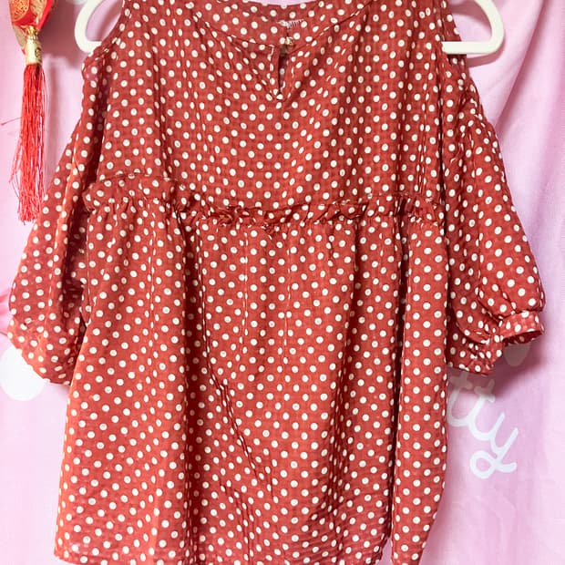 jpn 레드 어깨트임 도트 블라우스