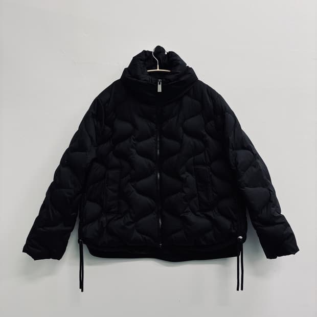 ANNA SUI(안나수이) 웨이브 퀼팅 하이넥 다운 자켓