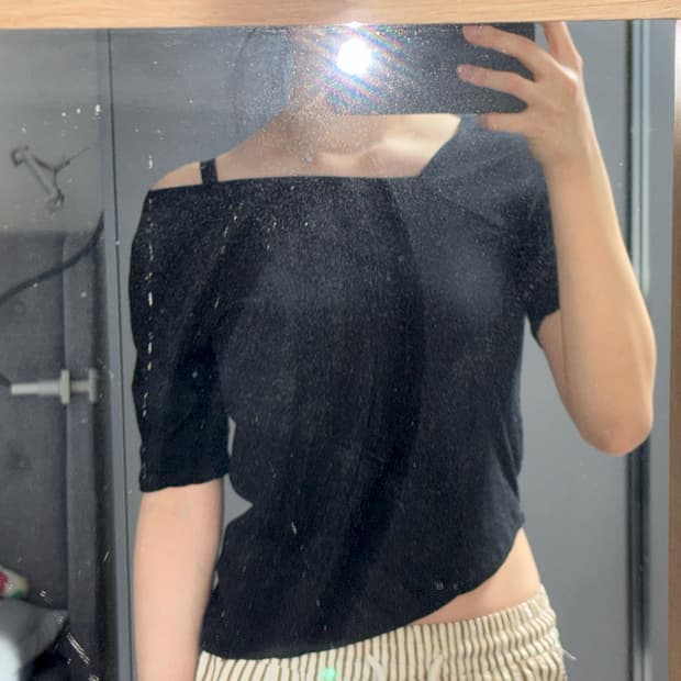 더일마 원숄더 블랙 티