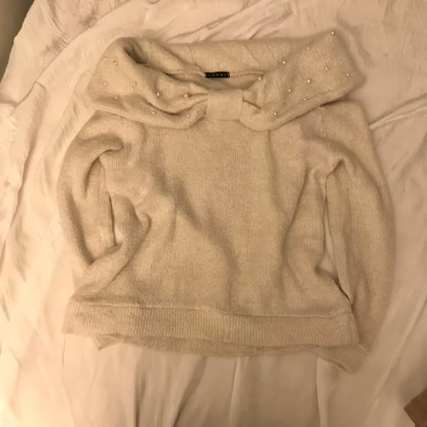 Ingni 잉그니 라떼갸루 달천깔 진주 리본 오프숄더 니트