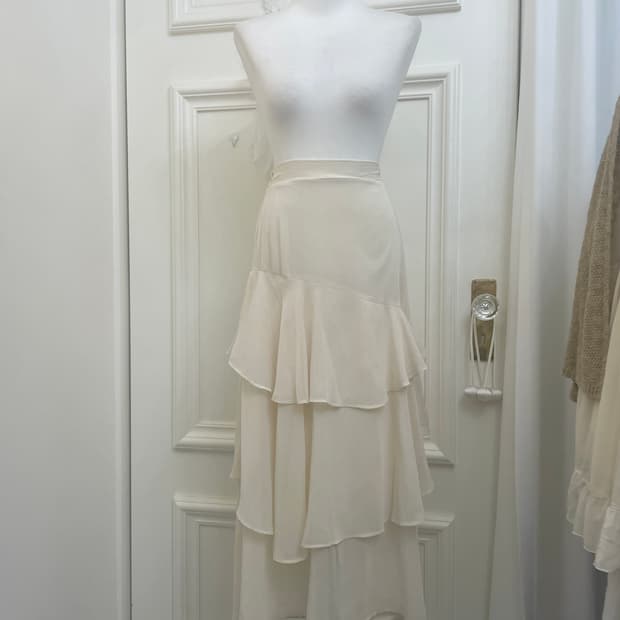 ivory layered back banding long skirt