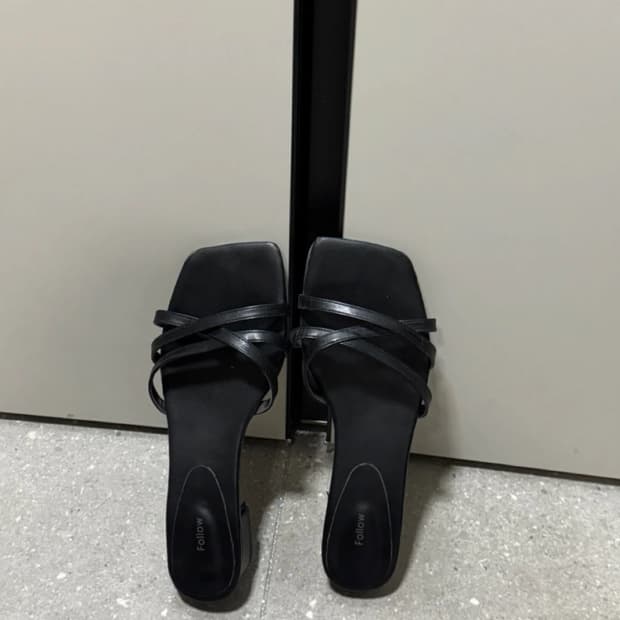 얇은 크로스 검정샌들