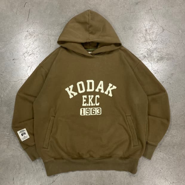 코닥 카키 컬러 스펠아웃 빅로고 후드티