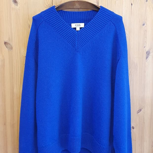 77/88.COS 브이넥 박스니트