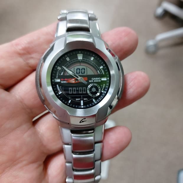 카시오 G-SHOCK 남성 메탈 시계입니다.