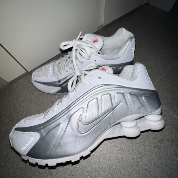 나이키 샥스 화이트 메탈릭 실버