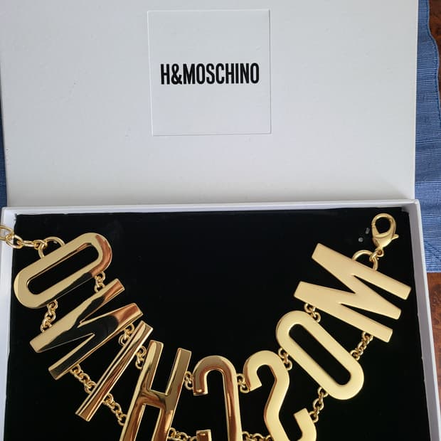 박스채 새상 모스키노  로고 초커 