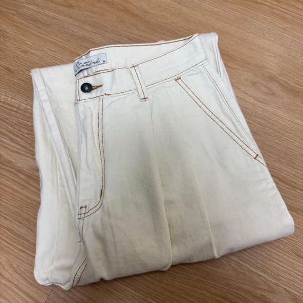 비슬로우 투턱 커브드 스티치 데님 팬츠