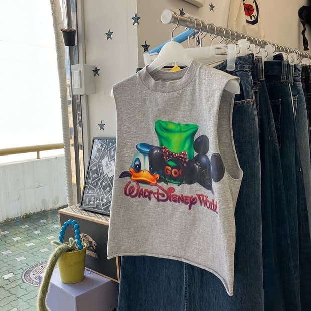 WALT DISNEY World cutting sleeveless