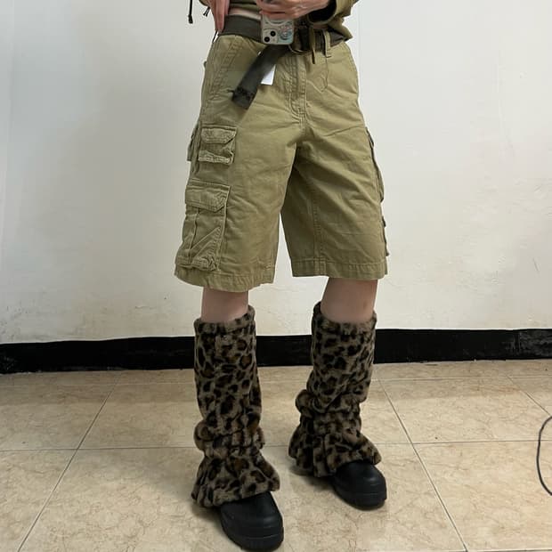 Beige belt bermuda pants