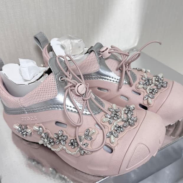 크록스 x 시몬 로샤 퀵 트레일 로우 쿼츠 핑크