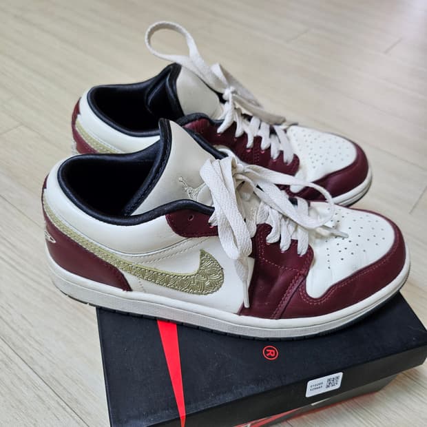 나이키 조던1로우 SE 루나 뉴 이어 버건디 W240