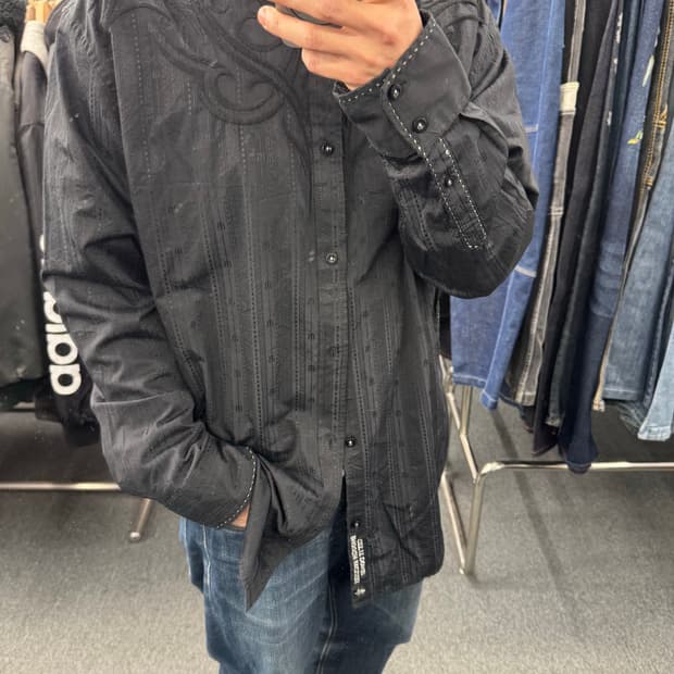 2XL)Roar 빈티지 패턴 자수 블랙 긴팔셔츠