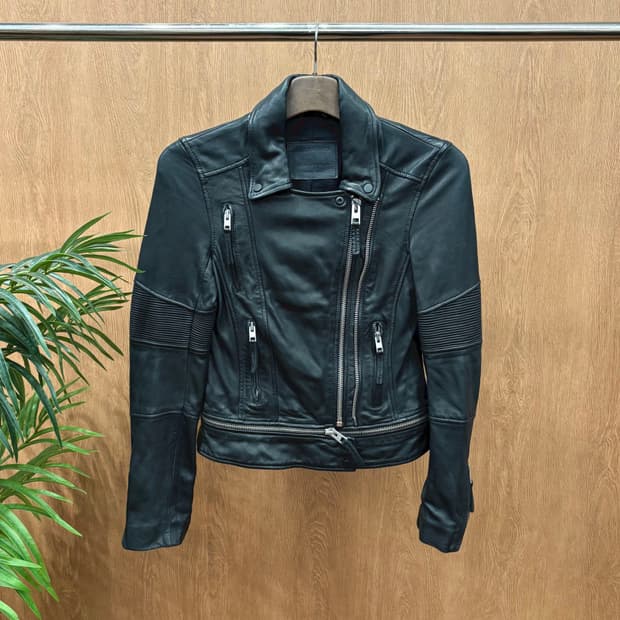 올세인츠 긴팔 레더 자켓 스탠드 칼라 입체 절개 비대칭 지퍼 디테일 블랙