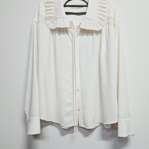 럭키슈에뜨 프릴 카라 아이보리 블라우스