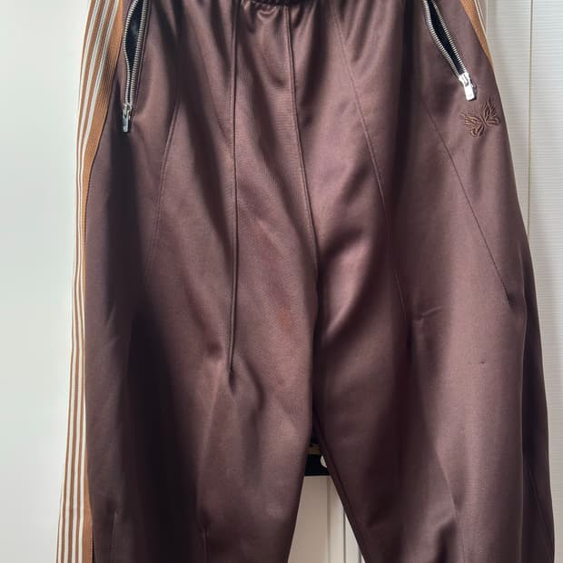 니들스(Needles) 브랜드의 H.D 트랙 팬츠 폴리 스무스 브라운