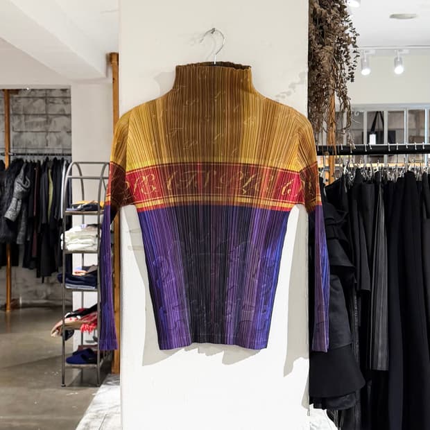 플리츠 플리즈 옐로우 바이올렛 레터링 하이넥 롱슬리브