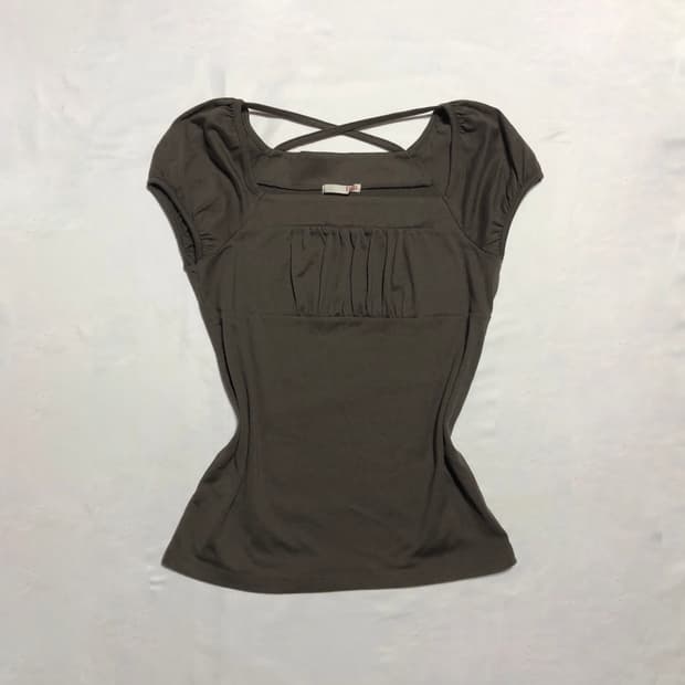 크로스 스트랩 퍼프 슬리브 티셔츠 카키