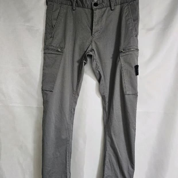 스톤아일랜드 시그니처 아이템인 와펜 카고 팬츠 