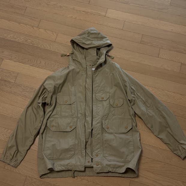 엔지니어드가먼츠  아틀란틱 m 카키 컬러 판매합니다