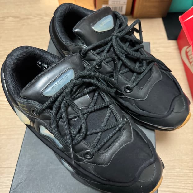 라프시몬스 아디다스 오즈위고 250 팝니다.