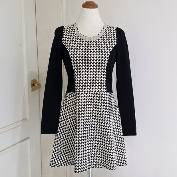 케네스레이디)빈티지 10s 플레어 하운드투스 블랙배색 페미닌 여성원피스