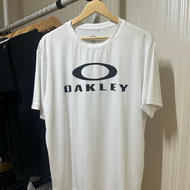 Oakley 반발