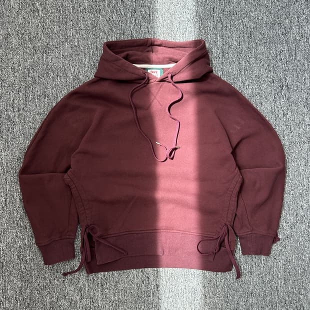 TAZE 버건디 레이스업 후드티