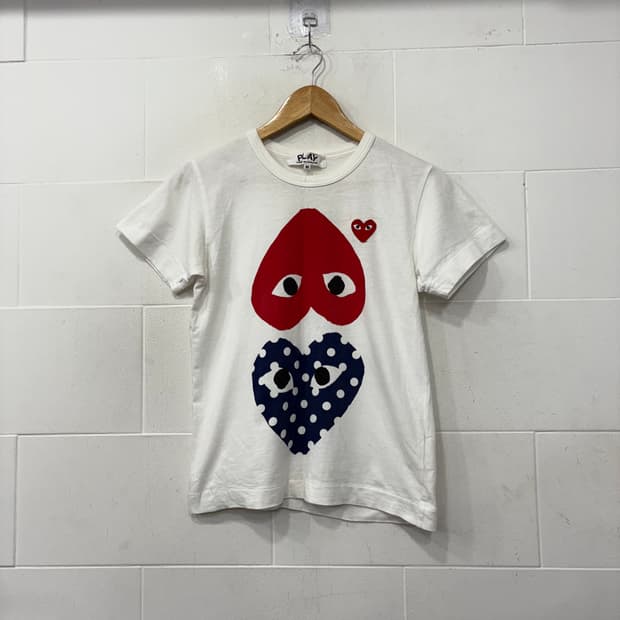 꼼데가르송 플레이 폴카 닷 업사이드 다운 하트 티셔츠