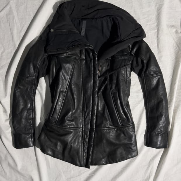 일라리아 니스트리 하이넥 드레이프 레더자켓