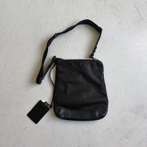 띠어리 빈티지 펀칭 가죽 크로스백 OS