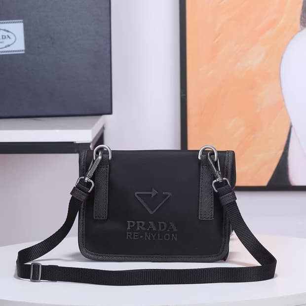 프라다 리나일론 앤 사피아노 레더 스마트폰 케이스 블랙  