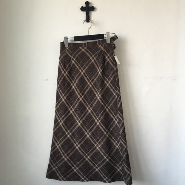 Check pattern skirt