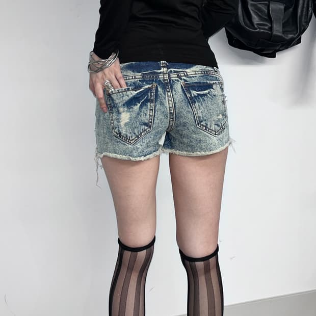 디스트레스드 블리치 데님 쇼츠