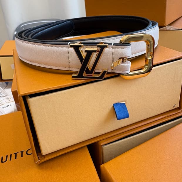 루이비통 여성 블랙 버클 화이트 벨트