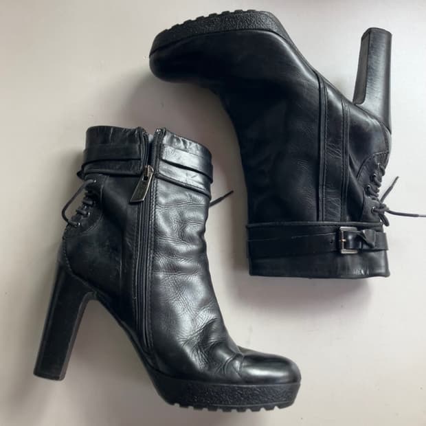 백스트랩 레더앵클힐  