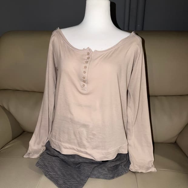 off-shoulder button point long sleeve