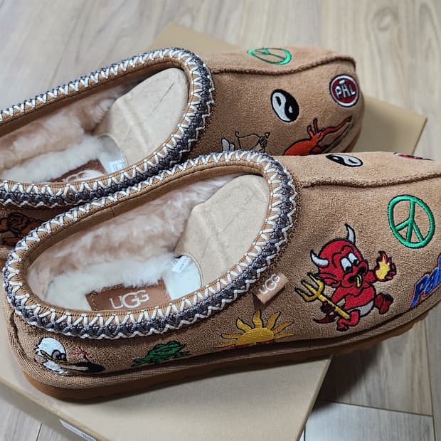 새상품 어그 x 팔라스 US8 타스만 슬리퍼 체스트넛