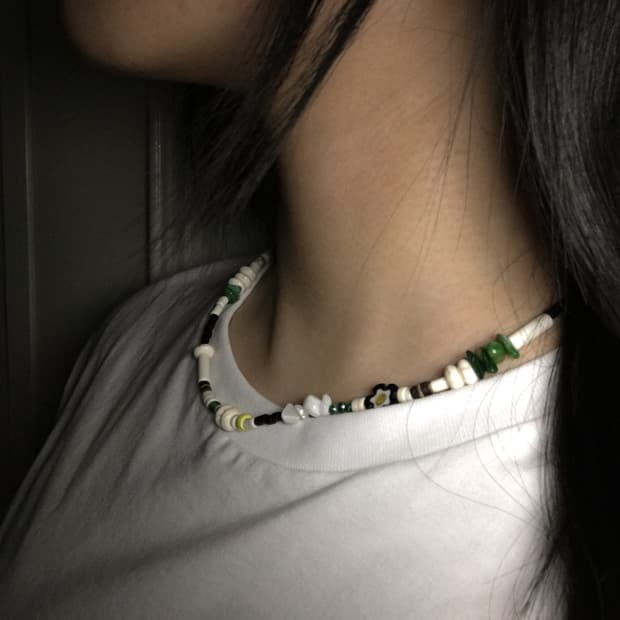 moss n daisy necklace