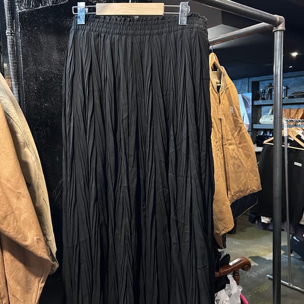 09. Black crinkle fleats Skirt