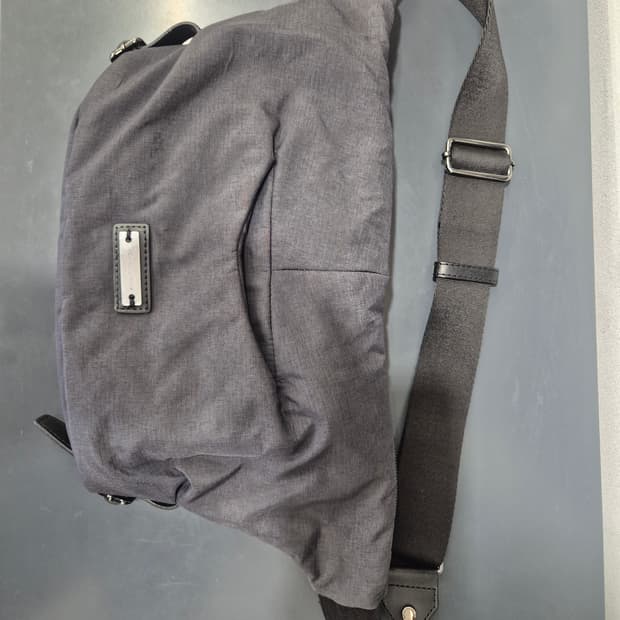 만다리나덕 브랜드의그레이 슬링백