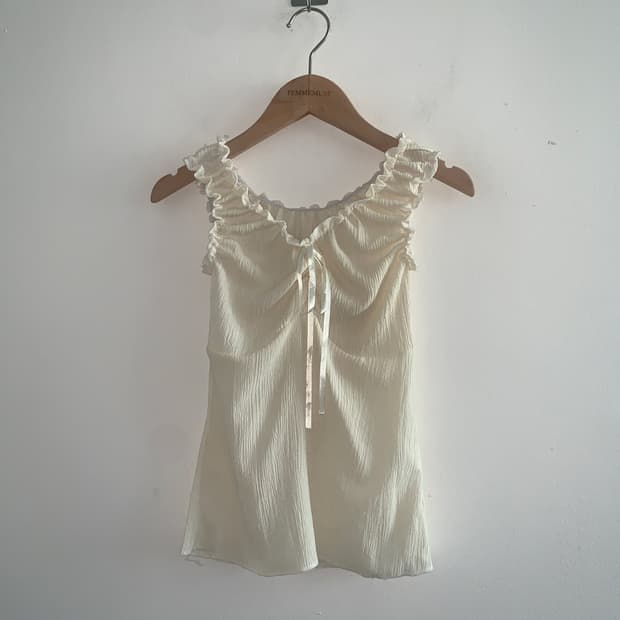 Frill sleeveless ribbon top