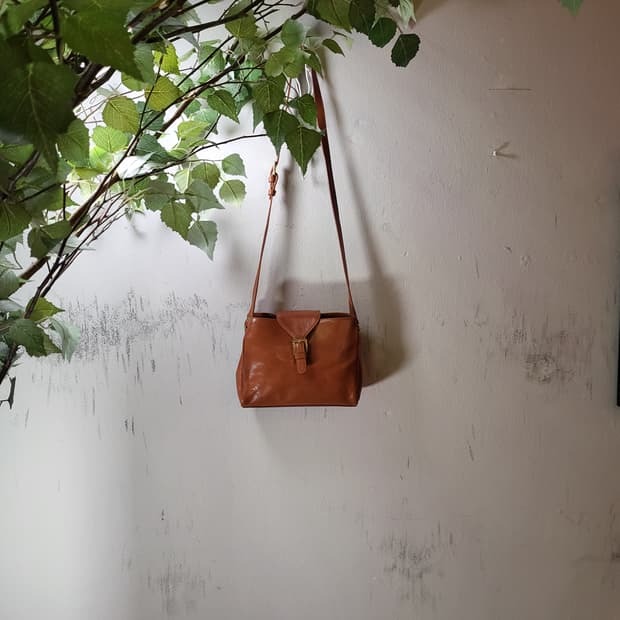 NICOLE 레더 크로스백