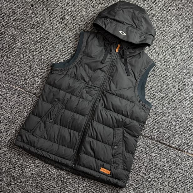 오클리 고프코어 경량 다운 후드 푸퍼 베스트 2131