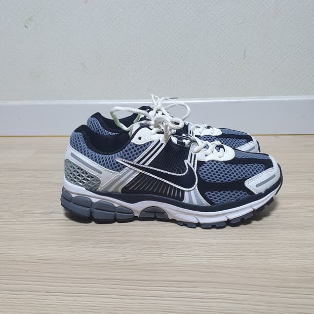 나이키 줌 보메로5 다크 그레이 운동화 255