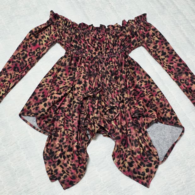 레오파드 스모크 오프숄더 언발 블라우스