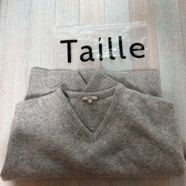 타일레 브이넥 니트 판매합니다