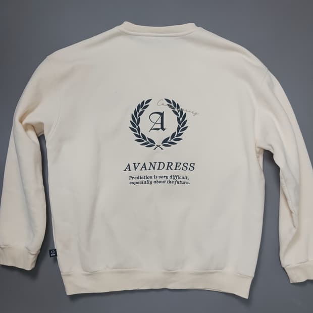 [프리] 어반드레스 자수로고 크림 기모 맨투맨 스웨트셔츠