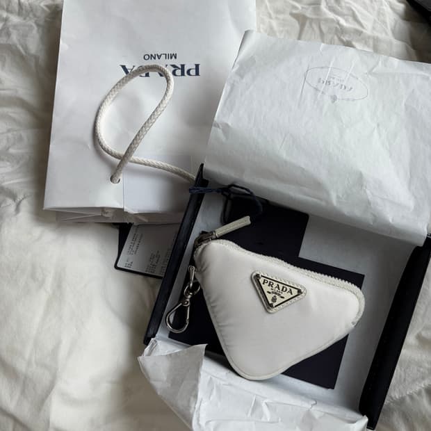 [FREE] PRADA 프라다 / 파우치 목걸이 키링 화이트